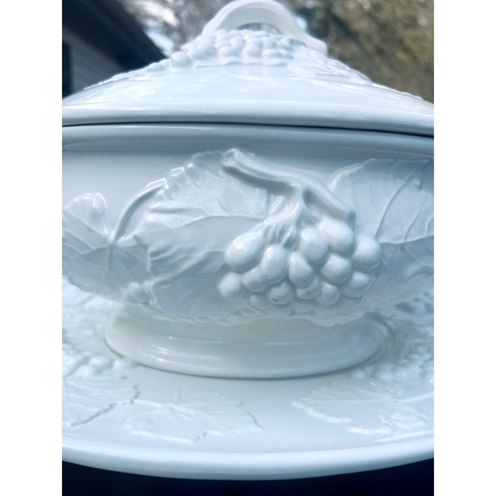 Elios of Italy White Embossed Grape Pattern Ceramic Soup Tureen With Lid & Plate - Picture 5 of 9
